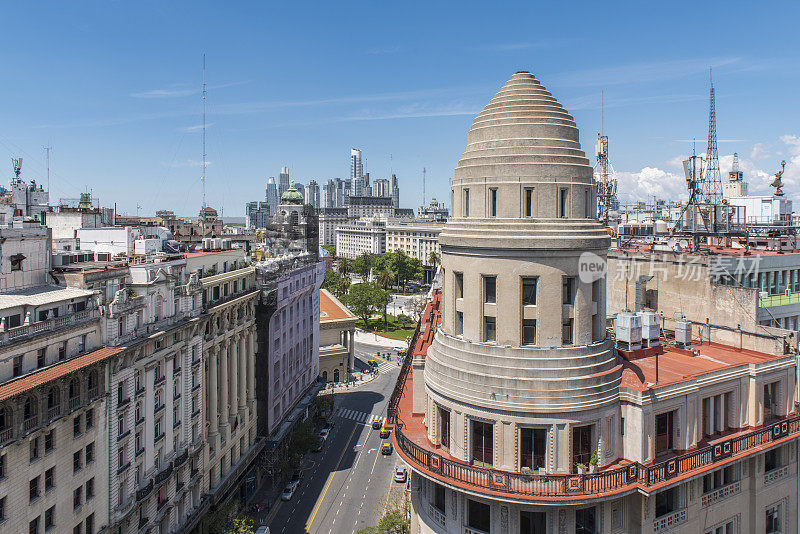 阿根廷布宜诺斯艾利斯市中心Roque Saenz Peña大街上建筑物的部分视图。